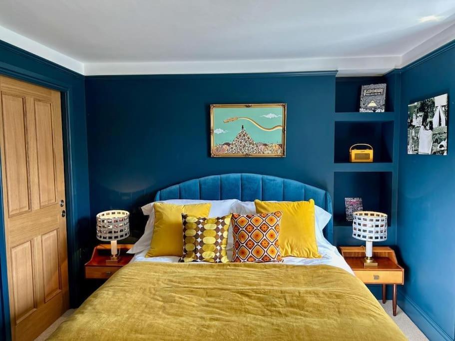 Stylish Retro Hotel Room Above Pub Shepton Mallet Eksteriør billede