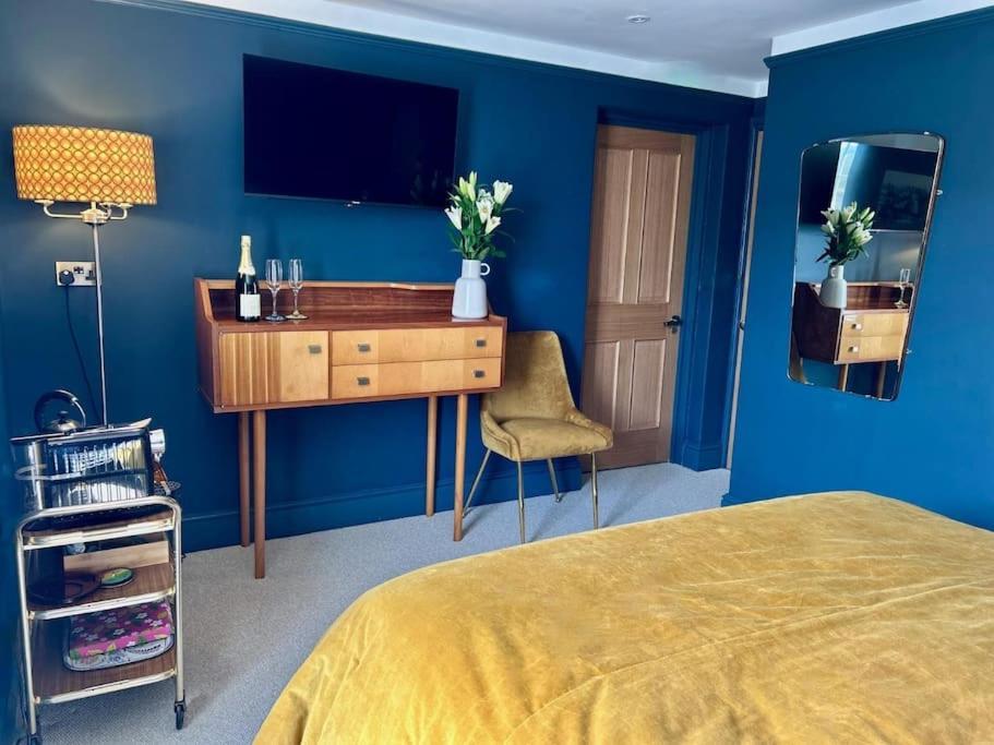 Stylish Retro Hotel Room Above Pub Shepton Mallet Eksteriør billede