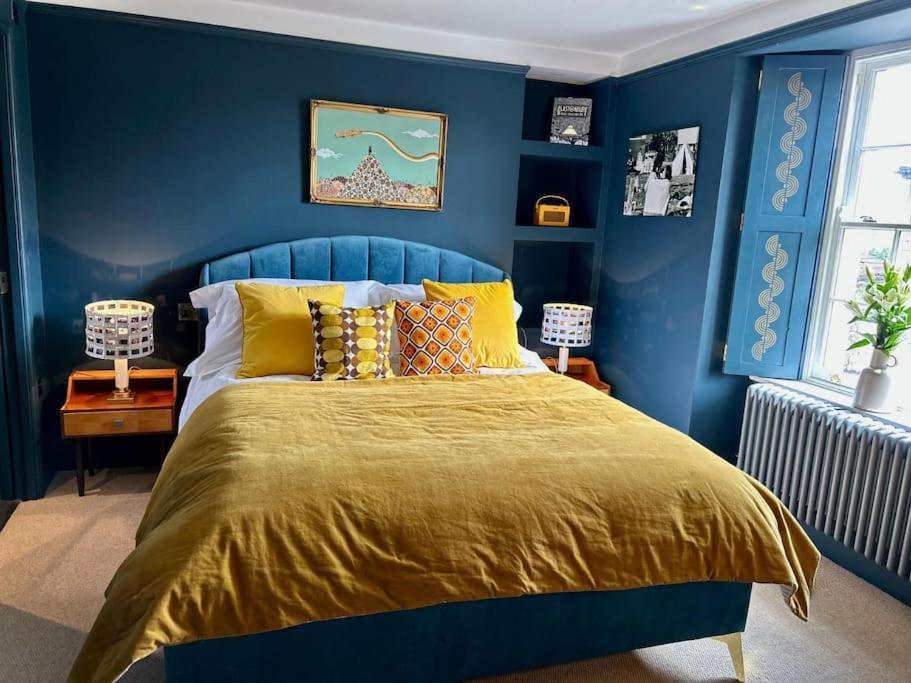 Stylish Retro Hotel Room Above Pub Shepton Mallet Eksteriør billede